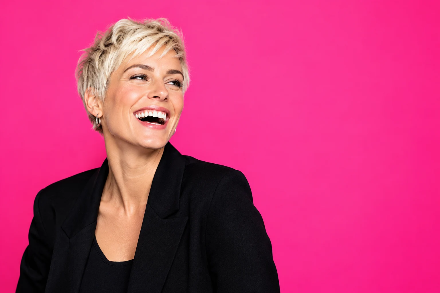 Symbolmotiv: Ausdrucksstarkes Porträt vor einem pinkfarbenen Hintergrund.